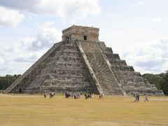 Kukulkánova pyramida ve zřícenině mayského města Chichén Itzá.