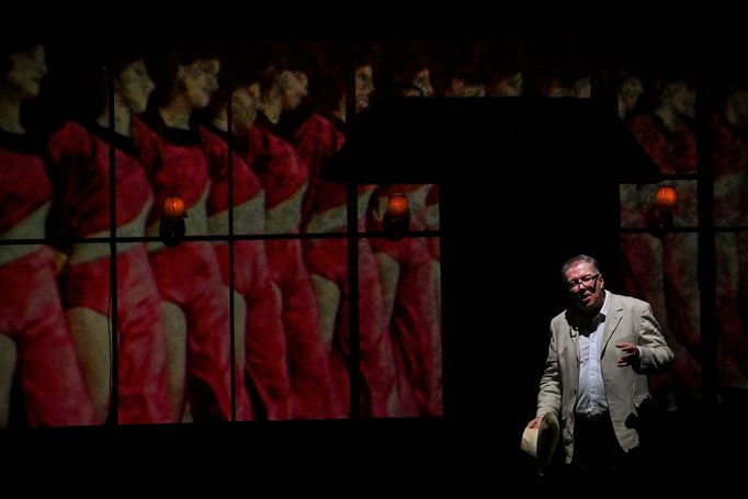 Vpravo je David Viktora jako Eddie.