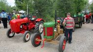 Nejmladší z exponátů - traktor Zetor vyráběný od roku 1945. Dodnes si můžete koupit ten samý na klíček.