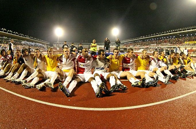 Vítězná Slavia před tribunou svých fanoušků.