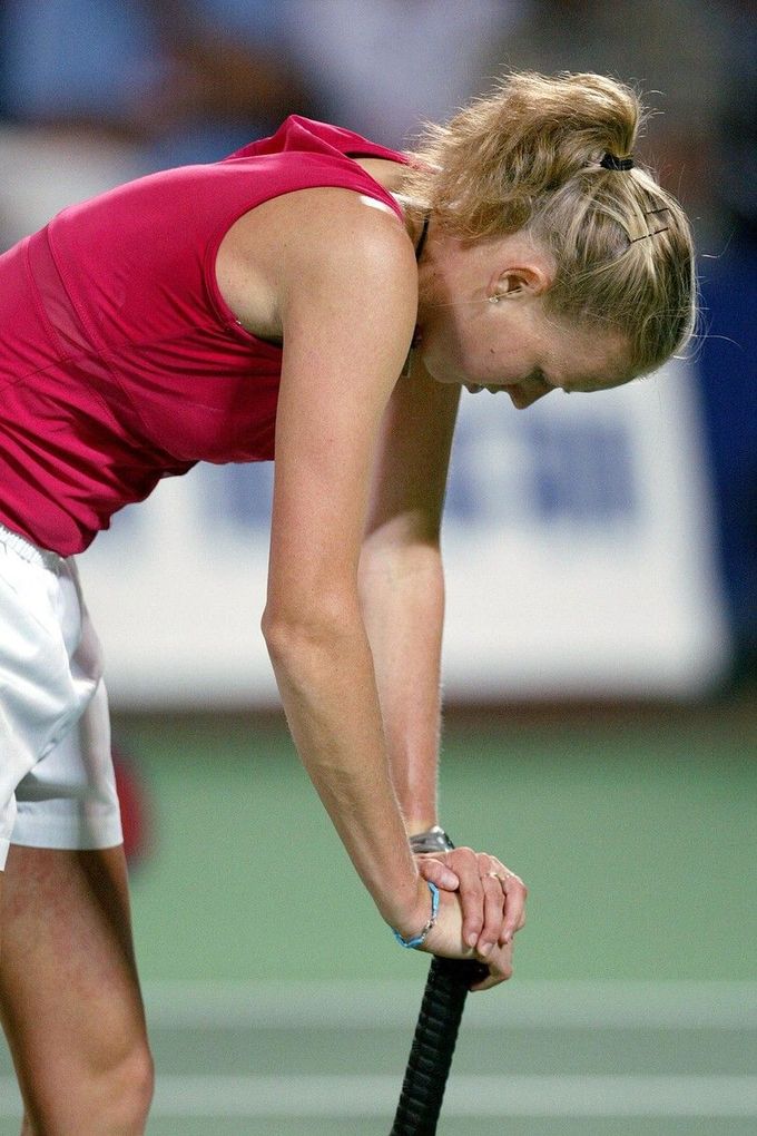 Česká tenistka Daja Bedáňová během zápasu proti Australance Alicii Molikové na Hopmanově poháru v Perthu, 2. ledna 2003.