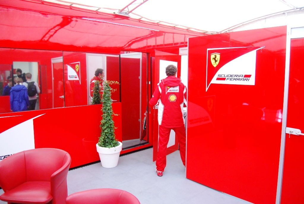 Boxy stáje Ferrari během tréninku ve Formuli 1