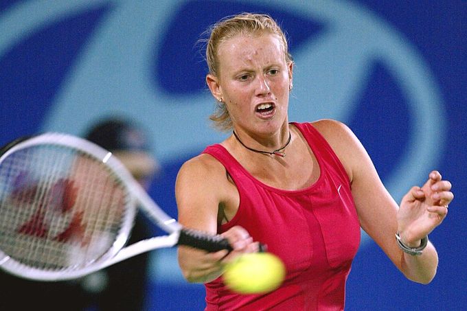 Česká tenistka Daja Bedáňová hraje forhendový return proti Australance Alicii Molikové na Hopmanově poháru v Perthu, 2. ledna 2003.