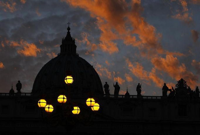 Lighting, illuminating Saint Peter's Square, is seen near the dome of Saint Peter's Basilica at the Vatican March 9, 2013. Roman Catholic cardinals will enter a conclave to elect a successor to Pope Benedict on March 12, the Vatican said on Friday, with no clear favorite emerging so far to take charge of the troubled Church. REUTERS/Eric Gaillard (VATICAN - Tags: RELIGION) Published: Bře. 9, 2013, 9:41 odp.