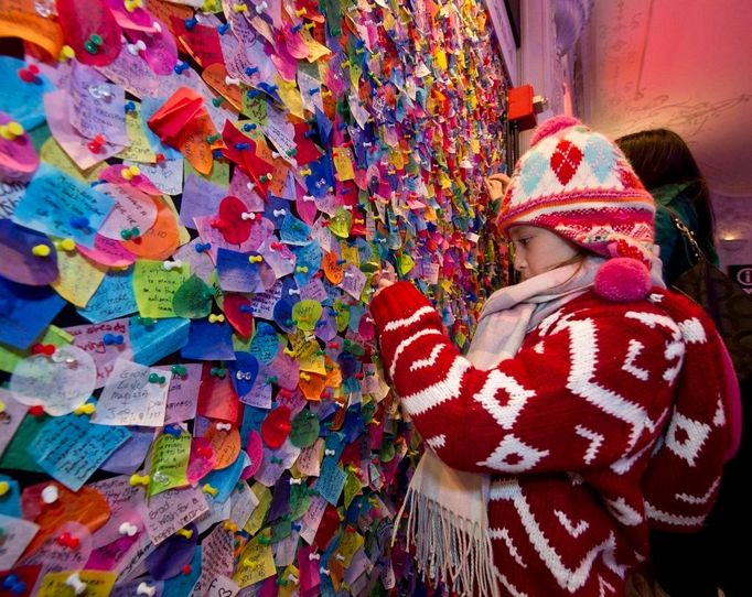 Bella Rigdonová z Houstonu v Texasu lepí na Zeď přání svoje vlastní přáníčko pro rok 2011. Zeď byste našli na Times Square v New Yorku.