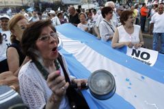 Argentinu ochromila generální stávka, lidé protestují proti politice prezidenta Macriho