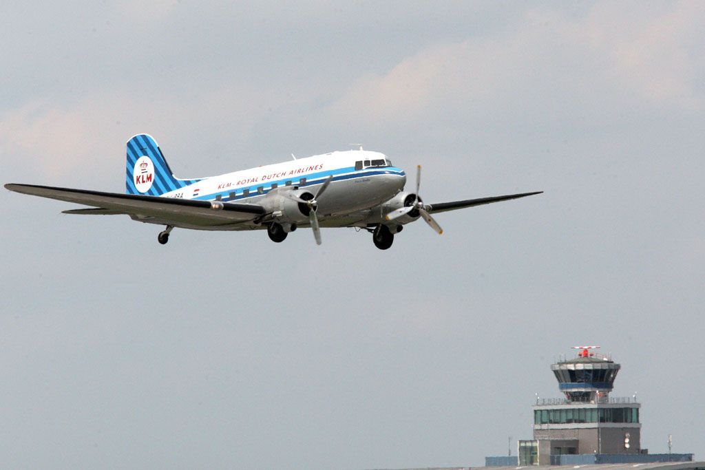 DC-3 na letišti v Ruzyni