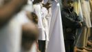 A boy looks on as next to his father, as Muslim pilgrim pray during a prayer at the Grand mosque during the annual haj pilgrimage in the holy city of Mecca October 23, 2012, ahead of Eid al-Adha which marks the end of haj. On October 25, the day of Arafat, millions of Muslim pilgrims will stand in prayer on Mount Arafat near Mecca at the peak of the annual pilgrimage. REUTERS/Amr Abdallah Dalsh (SAUDI ARABIA - Tags: RELIGION) Published: Říj. 24, 2012, 12:56 dop.