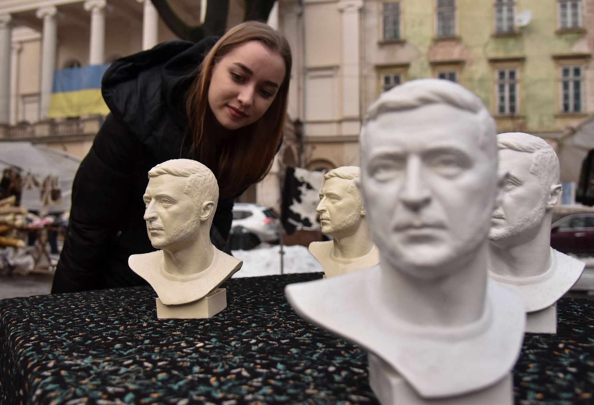 Na tržišti ve Lvově lze koupit busty Volodymyra Zelenského v různé velikosti.