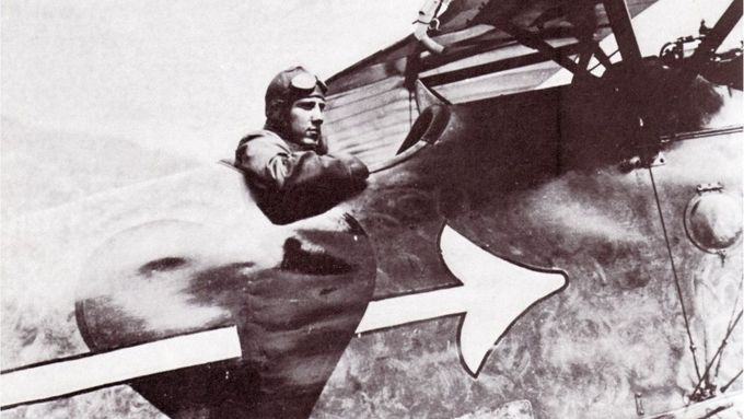 Velitel Fliku 3J Miroslav Navrátil v kabině svého Albatrosu. Léto 1918.