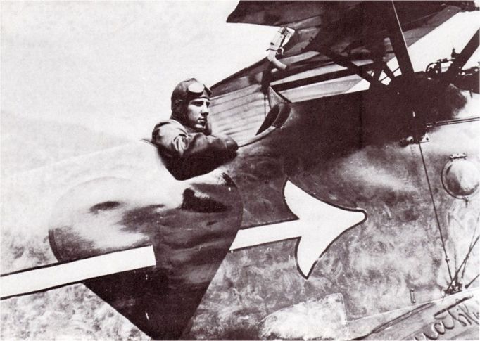 Velitel Fliku 3J Miroslav Navrátil v kabině svého Albatrosu. Léto 1918.