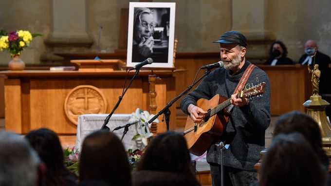 Karel Vepřek tuto sobotu hrál v pražském kostele U Salvátora na posledním rozloučení se zesnulým písničkářem a duchovním Svatoplukem Karáskem.