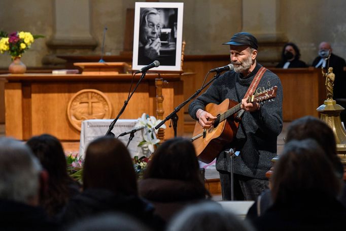 Karel Vepřek tuto sobotu hrál v pražském kostele U Salvátora na posledním rozloučení se zesnulým písničkářem a duchovním Svatoplukem Karáskem.