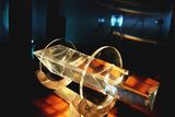 Švýcarský umělec Ueli Seiler využil optických vlastností skla instalací prizmatického hranolu k lámání světelných paprsků