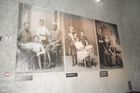Expozice připomíná vyvraždění gruzínských elit - šlechtických a majetných rodin, intelektuálů i církevních hodnostářů. Na obrázku úplně vpravo gruzínský patriarcha Ambrosi, který byl ve 20. letech minulého století vězněn pro své odsuzování sovětské okupace. "Má duše patří bohu, mé srdce Gruzii a s mým tělem si dělejte, co se vám zlíbí," vzkázal svých věznitelům podle nápisu v muzeu.