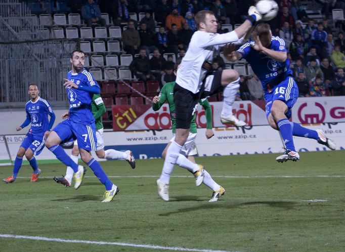 Fotbalový brankář Jablonce Roman Valeš chytá míč v utkání proti Olomouci v Gambrinus lize 2012/13.