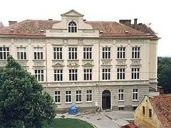 Hlavní budova základní školy na říčanském Masarykově náměstí.