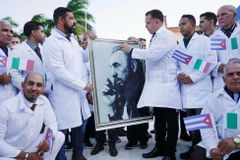 Fenomén už od Fidela. Lékaři z Kuby pomáhají ve světě, peníze v pandemii sebere režim