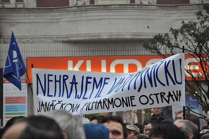 Na Jiráskově náměstí zvaném Kuří rynek v centru Ostravy se po třetí hodině odpoledne sešlo asi 300 protestujících. Organizátoři malého shromáždění měli k dispozici pouze málovýkkonný megafon, takže už dvacet metrů od řečníka nebylo srozumitelné, co lidem říká. Část přítomných se na Kuří rynek přesunula ze sousedního Masarykova náměstí, kde popíjeli medovinu na vánočních trzích.