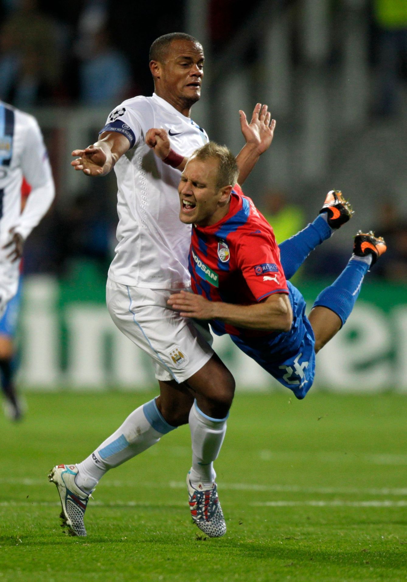 Fotbal, Plzeň - Manchester City: Daniel Kolář (vpravo) - Vincent Kompany