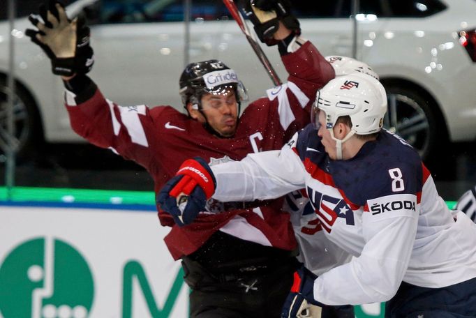 Jacob Trouba a Herberts Vasiljevs na MS 2014