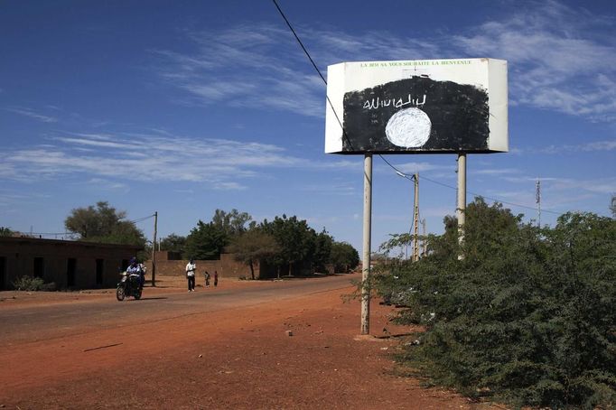 A sign for the radical Islamist group MUJAO is seen in Douentza January 29, 2013. REUTERS/Joe Penney (MALI - Tags: CIVIL UNREST POLITICS CONFLICT) Published: Led. 29, 2013, 2:03 odp.