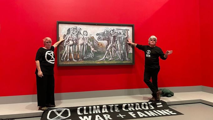 Australská policie zadržela dva klimatické aktivisty, kteří se přilepili k obrazu španělského malíře Pabla Picassa.