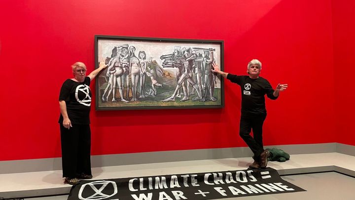 Aktivisté se přilepili k obrazu Pabla Picassa. Strhnout je trvalo hodinu a půl; Zdroj foto: Extinction Rebellion Australia/Twitter