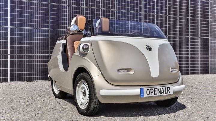 Netradiční kabriolety na konec léta. Střechu sundaly moderní Isetta i čínský mikrovůz; Zdroj foto: Electric Brands
