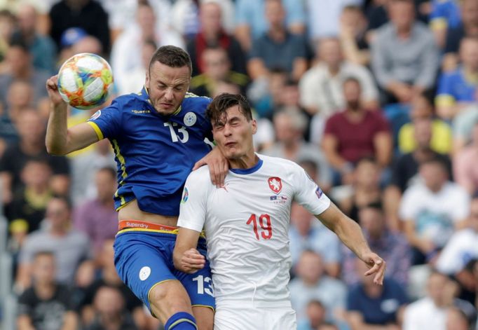 Amir Rrahmani a Patrik Schick v zápase kvalifikace ME 2020 Kosovo - Česko.