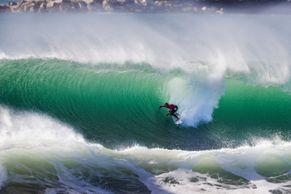 Popírači zemské přitažlivosti a milovníci oceánu. Surfařská elita poměřila síly v Portugalsku