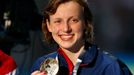 Katie Ledecky se zlatou medailí za závod na 1500 metrů volným stylem na MS v Barceloně 2013.