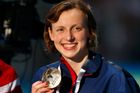 Sedmnáctiletá plavecká senzace Ledecká láme světové rekordy