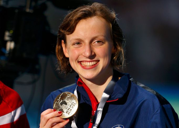 Katie Ledecky se zlatou medailí za závod na 1500 metrů volným stylem na MS v Barceloně 2013.