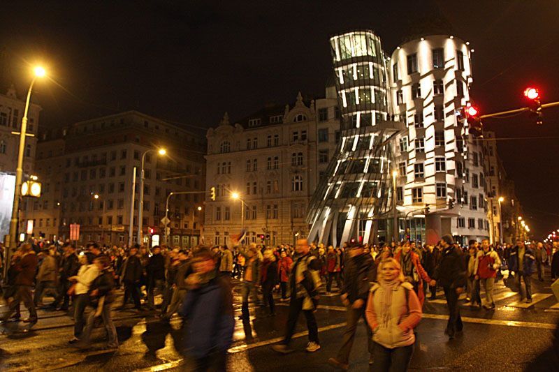 Demonstranti u Tančícího domu