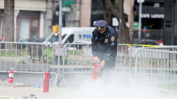 Před newyorským soudem, kde se koná proces s Trumpem, se zapálil muž