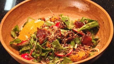 Jezte zdravě. Připravte si jarní salát z quinoy, ředkviček a pomerančů