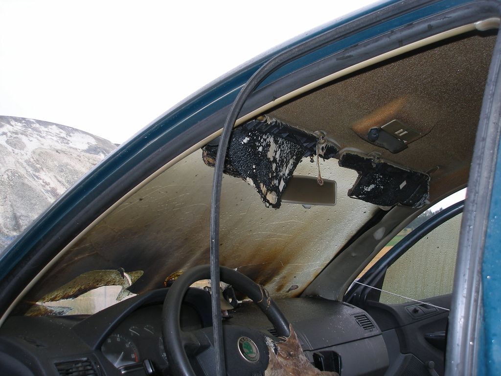 Hasiči zasahovali u požáru škodovky na dálnici