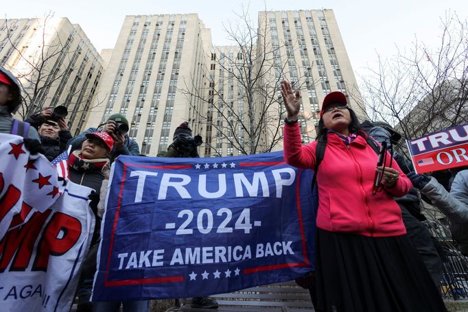 Lidé protestují před soudem v New Yorku a čekají, zda bude Trump zatčen.