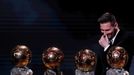 Lionel Messi s trofejí pro vítěze ankety Zlatý míč 2019.