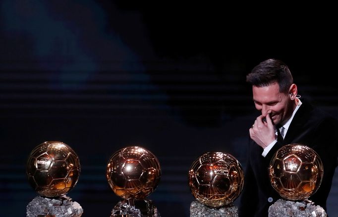Lionel Messi s trofejí pro vítěze ankety Zlatý míč 2019.