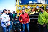 V obležení fanoušků byl motorkář Lukáš Kvapil (v červeném) se na letošním Dakaru proslavil nezištnou pomocí kolegovi, který měl těžkou havárii.