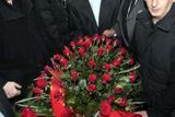 Členové Socialistické strany přenáší rakev v Miloševičovými ostatky na bělehradském letišti.
