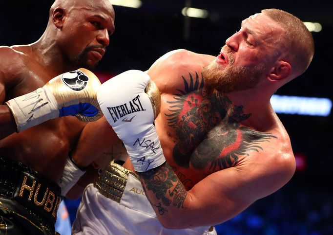 Fotografie ze zápasu Floyd Mayweather vs. Conor McGregor.