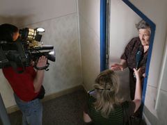 Reportéři hovoří se sousedkou paní Mauerové na sídlišti v Brně