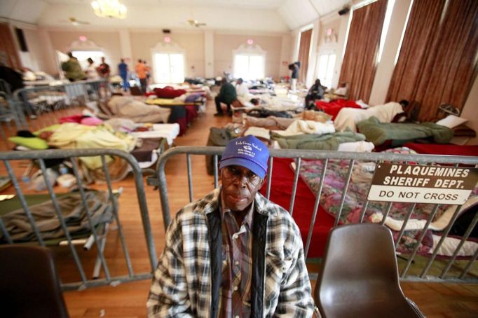 Wilbert Williams of Bootheville, Louisiana sits and waits at the Belle Chase Auditorium shelter as Hurricane Isaac bears down on the Louisiana coast in Belle Chasse, Louisiana, August 28, 2012. REUTERS/Sean Gardner (UNITED STATES - Tags: ENVIRONMENT DISASTER) Published: Srp. 28, 2012, 8:10 odp.