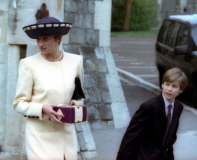 Archivní snímek z dubna 1992 ukazuje lady Dianu s princem Williamem před návštěvou velikonoční bohoslužby v kapli sv. Jiří ve Windsoru.