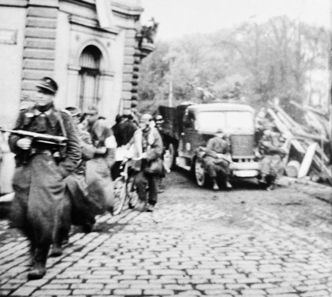 Řevnice, 6. května 1945. Příjezd kolony nákladních automobilů s příslušníky 1. pěšího pluku ROA na náměstí Victoria (dnes Krále Jiřího z Poděbrad).