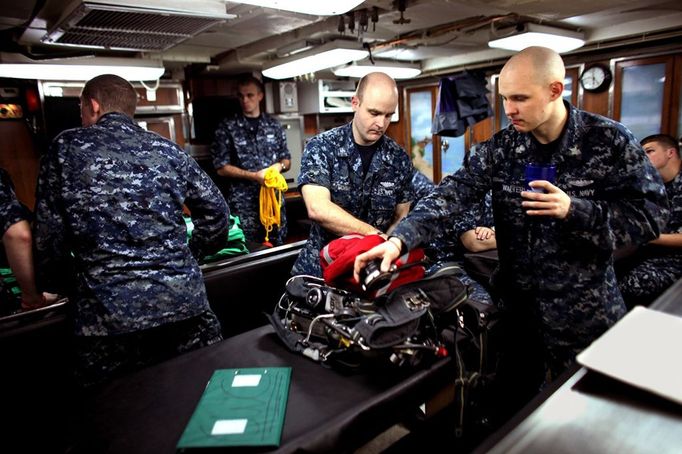 April 25, 2011 - Fort Lauderdale, Florida, U.S. - -- Fort Lauderdale, Fla. -- Petty Officer Second Class Josh Moran, center, a member of the auxiliary division, in the crew's mess prepares to disembark the USS Annapolis (SSN 760), a S6G nuclear reactor powered fast attack submarine, while sailing to Port Everglades in Fort Lauderdale on Monday. The USS Annapolis measures 362 ft. in length and 33 ft. at the beam, a diving depth of over 400 ft., 27+ mph, 12 vertical launch missile tubes, 4 torpedo tubes, and a crew of 130 enlisted submariners. The submarine was commissioned April 11, 1992 with its homeport in Groton, Connecticut. USS Annapolis sailed to the 21st Anniversary of Fleet Week at Port Everglades, Fort Lauderdale. (Credit Image: © Gary Coronado/The Palm Beach Post)