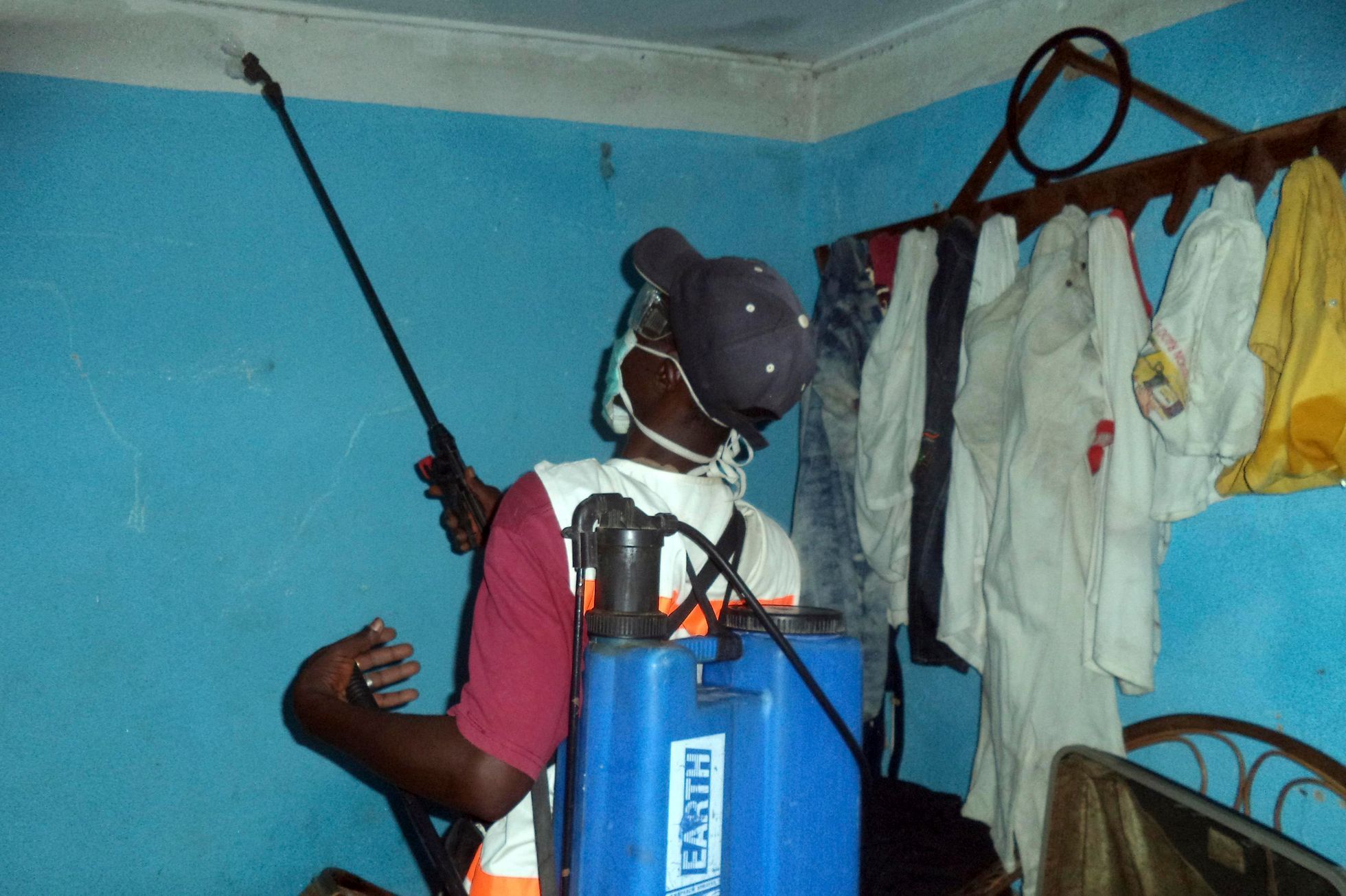Desinfekce příbytku muže, u něhož je podezření na nakažení virem eboly.